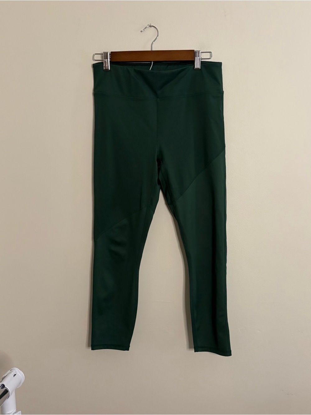 Fabletics Deep Green Leggings Womens 28” waist Capri gym yoga